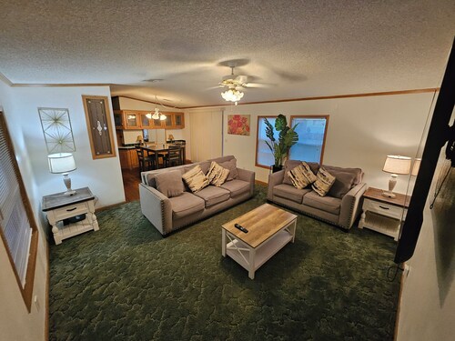 3-bedroom home, near SPI and SpaceX with Wi-Fi, full kitchen, washer/dryer