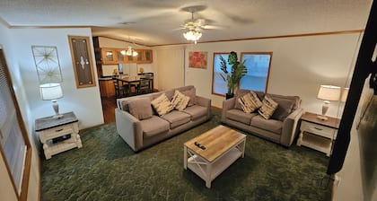 3-bedroom home, near SPI and SpaceX with Wi-Fi, full kitchen, washer/dryer