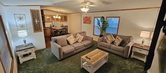 3-bedroom home, near SPI and SpaceX with Wi-Fi, full kitchen, washer/dryer