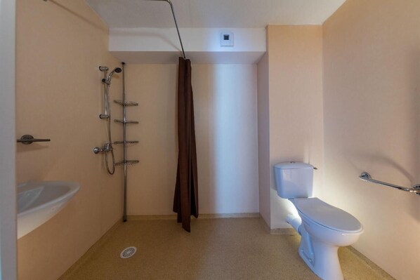 A small, narrow bathroom with a shower, toilet, and sink. - 300m from ski slopes, swimming pool, parking, tv, ski locker, 50m², Abriès (Abriès)