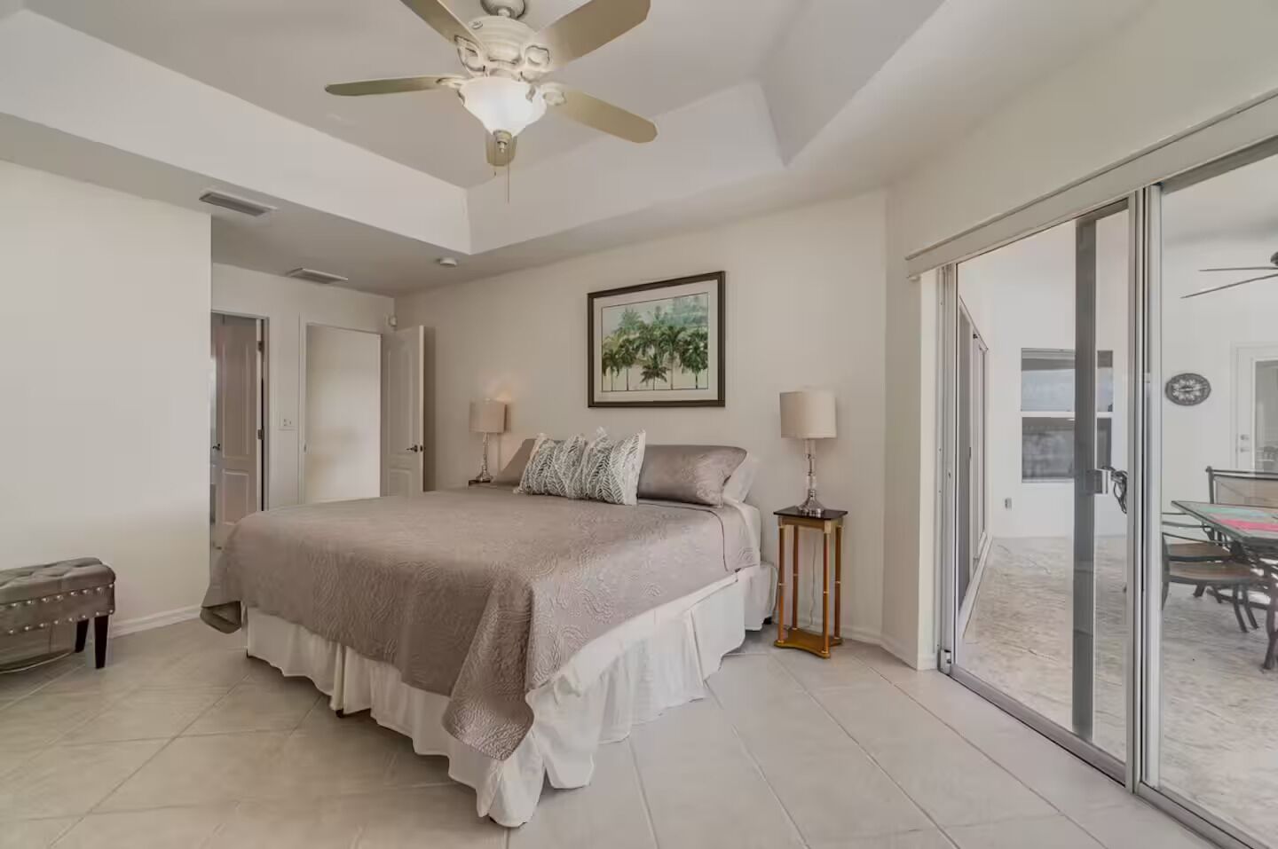 3 habitaciones, escritorio y tabla de planchar con plancha 