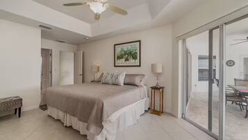 3 soverom, skrivebord, strykejern/-brett og reiseseng for barn