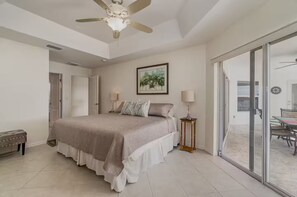 3 室のベッドルーム、デスク、アイロン / アイロン台、旅行用ベビーベッド