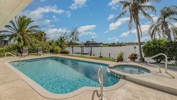 Utendørsbasseng og et oppvarmet basseng