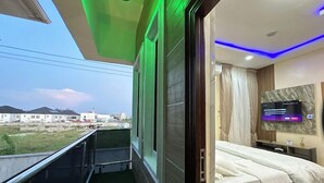 A balcony with a view of buildings and a cityscape. - Wedgewood One Shortlet Apartment (Ibadan)