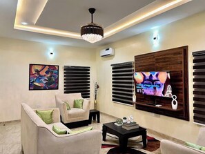 Familieleilighet, balkong, byutsikt | Oppholdsområde