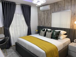 Apartamento família, sacada, vista para a cidade | 1 quarto, escrivaninha, espaço de trabalho para notebook
