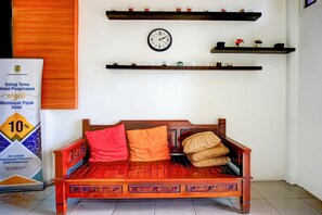 Lobby sitting area - Hotel O Kuta Alam Near Masjid Oman Al-Makmur Formerly Daka Hotel (Banda Aceh)
