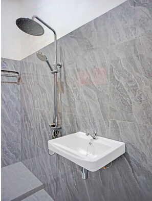A bathroom with a shower, a wall-mounted sink, and marble walls. - Hotel O Kuta Alam Near Masjid Oman Al-Makmur Formerly Daka Hotel (Banda Aceh)