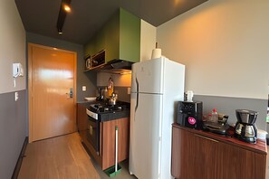 Appartement Classique | Cuisine privée | Micro-ondes, batterie de cuisine, vaisselle et ustensiles