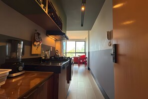 Microondas, placa de cocina, utensilios de cocina