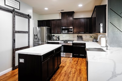 5 Bedroom House in Beautiful SW Bakersfield - HWY 99 Access