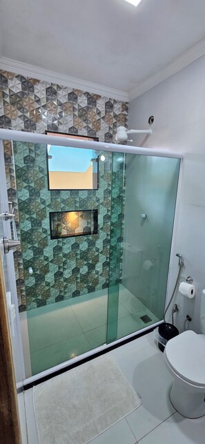 Serviettes fournies, savon, papier toilette