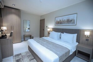 Apartamento família, sacada, vista para a cidade | 1 quarto, escrivaninha, espaço de trabalho para notebook