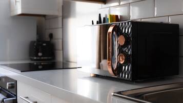 Kjøleskap, mikrobølgeovn, ovn og oppvaskmaskin