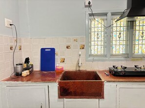 Réfrigérateur, bouilloire électrique, blender