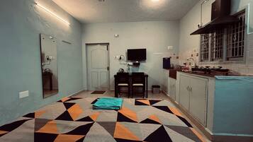 1 bedroom, desk, WiFi