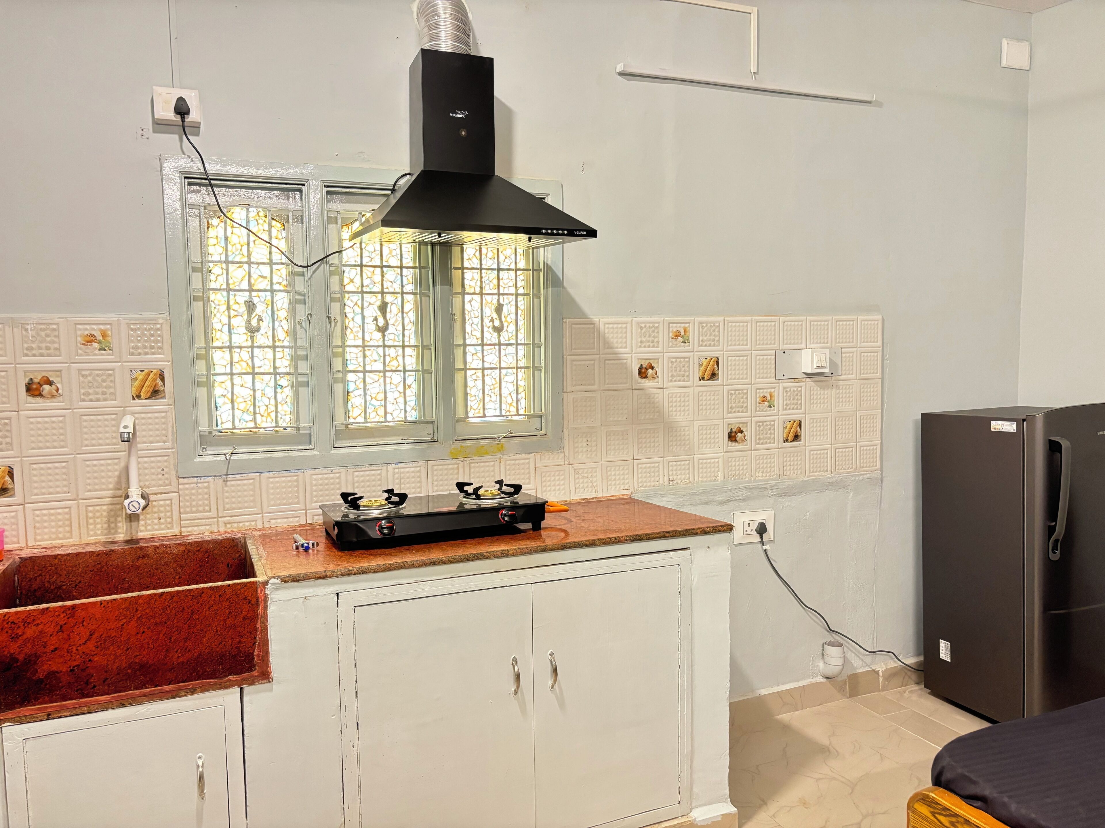 Refrigerador, tetera/pava eléctrica, licuadora, utensilios de cocina