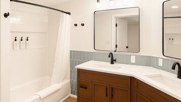 House, 3 Bedrooms | Bathroom | Free toiletries, hair dryer, towels, soap