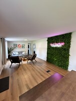 Casa, 3 habitaciones | Zona de estar | Smart TV de 40 pulgadas con canales digitales