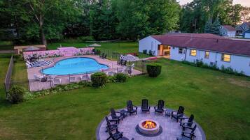 Piscina externa sazonal, espreguiçadeiras