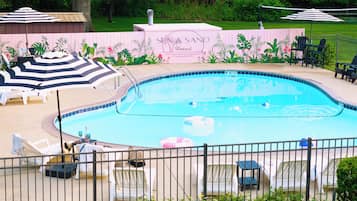 Piscine extérieure (ouverte en saison), chaises longues