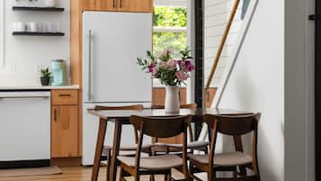 Apartment, Kitchen, Pool View | Private kitchen | Coffee/tea maker, toaster