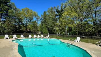 Alberca al aire libre por temporada y camastros