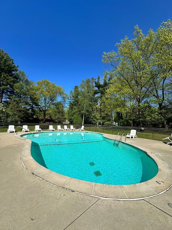 季節性室外游泳池，提供日光浴躺椅