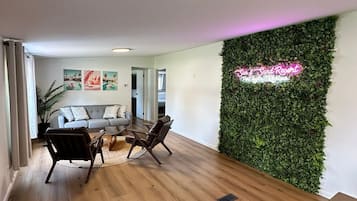 Casa, 3 habitaciones | Área de sala de estar | Smart TV de 40 pulgadas con canales digitales