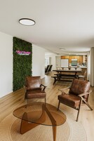 Casa, 3 habitaciones | Zona de estar | Smart TV de 40 pulgadas con canales digitales