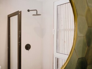 Secadora de cabello, toallas, jabón, papel de baño 