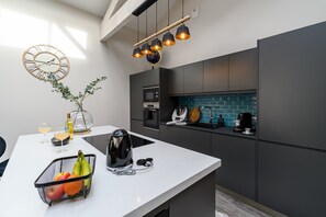 Kühlschrank, Mikrowelle, Ofen, Geschirrspüler