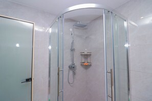 Asciugacapelli, asciugamani, sapone, carta igienica