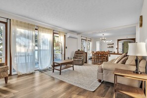 Televisie, een open haard en boeken