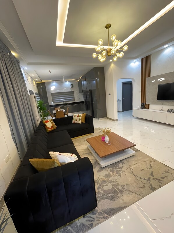 Interior - Charming 3-bedroom building with AC and WiFi in welcoming ACP Kwabenya Estate (Kwabenya)
