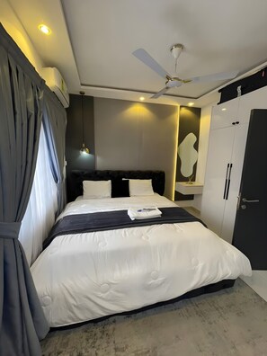 3 bedrooms, iron/ironing board, WiFi, bed sheets - Charming 3-bedroom building with AC and WiFi in welcoming ACP Kwabenya Estate (Kwabenya)