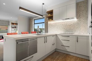 Jääkaappi, mikroaaltouuni, astianpesukone, kahvin-/teenkeitin