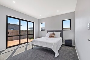 4 bedrooms, iron/ironing board, WiFi, bed sheets