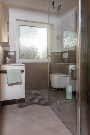 Shower, hair dryer, towels, soap - Apartment MiA Cozy apartment near the Edersee and National Park (Frankenau)