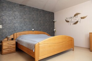 2 chambres, fer et planche à repasser, Wi-Fi, draps fournis