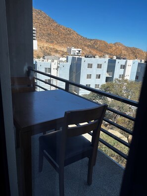 Outdoor dining - Nice and comfortable apartment in Los Cabos, overlooking the bay of Cabo San Lucas. (Cabo San Lucas)