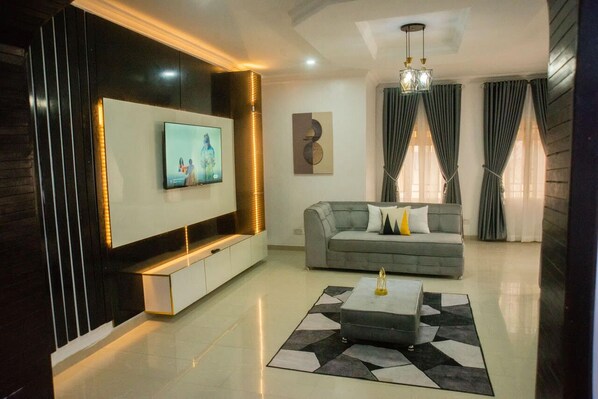 Smart TV - Spacious apartment in awesome Lekki with AC, 5G WiFi, Malls and top Restaurants (Lekki)