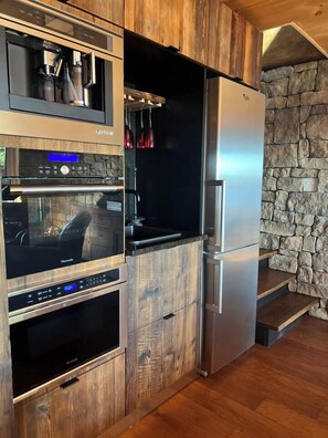 Frigorífico, microondas, horno y lavavajillas