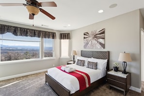 5 bedrooms, WiFi, bed sheets - NEW! Stunning Mountain Retreat with Unmatched Views (Oak Run)