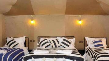 Royal Quadruple Room, Patio, Desert View | Private kitchen