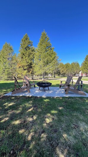 Property grounds - Log Cabin - Yellowstone - Family Vacation - Fly Fishing (Island Park)