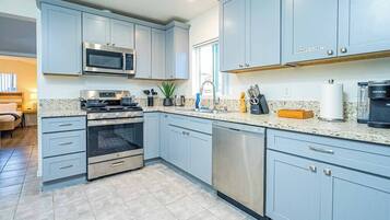 House, 2 Queen Beds, Patio, Garden View (1201 Glendora) | Private kitchen