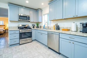 House, 2 Queen Beds, Patio, Garden View (1201 Glendora) | Private kitchen