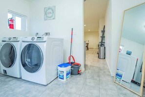 House, 2 Queen Beds, Patio, Garden View (1201 Glendora) | Interior